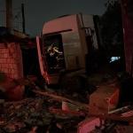 Carreta desgovernada atinge casas na Vila da Luz, em BH