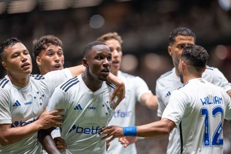 João Pedro (centro) comemora gol pelo Cruzeiro contra o Atlético