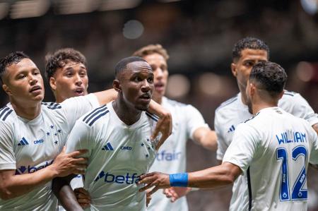 João Pedro (centro) comemora gol pelo Cruzeiro contra o Atlético