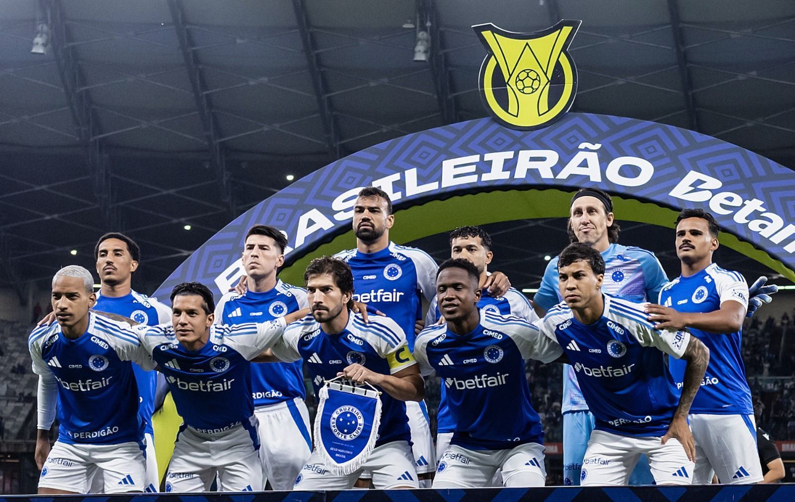 Cruzeiro no mercado: dirigente abre o jogo e responde se titulares receberam ofertas