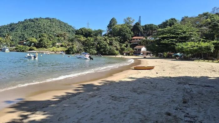 Imagem de um praia em Paraty, no Rio de Janeiro