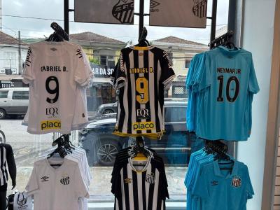 Torcedores do Santos buscam camisas com nome de Gabigol nas lojas