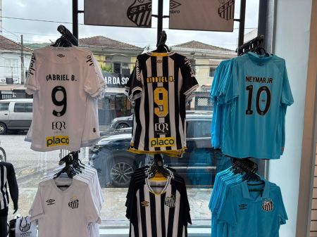 Torcedores do Santos buscam camisas com nome de Gabigol nas lojas