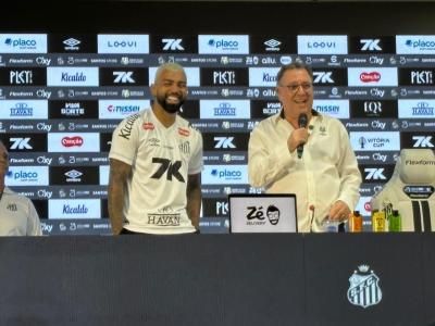 Gabriel Barbosa e Marcelo Teixeira em apresentação do atacante no Santos