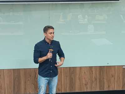 Nikolas Ferreira em evento na Santa Casa, em Belo Horizonte, nesta segunda-feira (5)