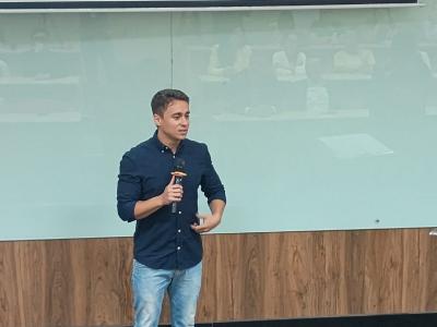 Nikolas Ferreira em evento na Santa Casa, em Belo Horizonte, nesta segunda-feira (5)