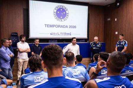 Diretoria e comissão técnica do Cruzeiro reunidos com jogadores na Toca da Raposa II