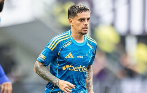 Fagner em ação pelo Cruzeiro