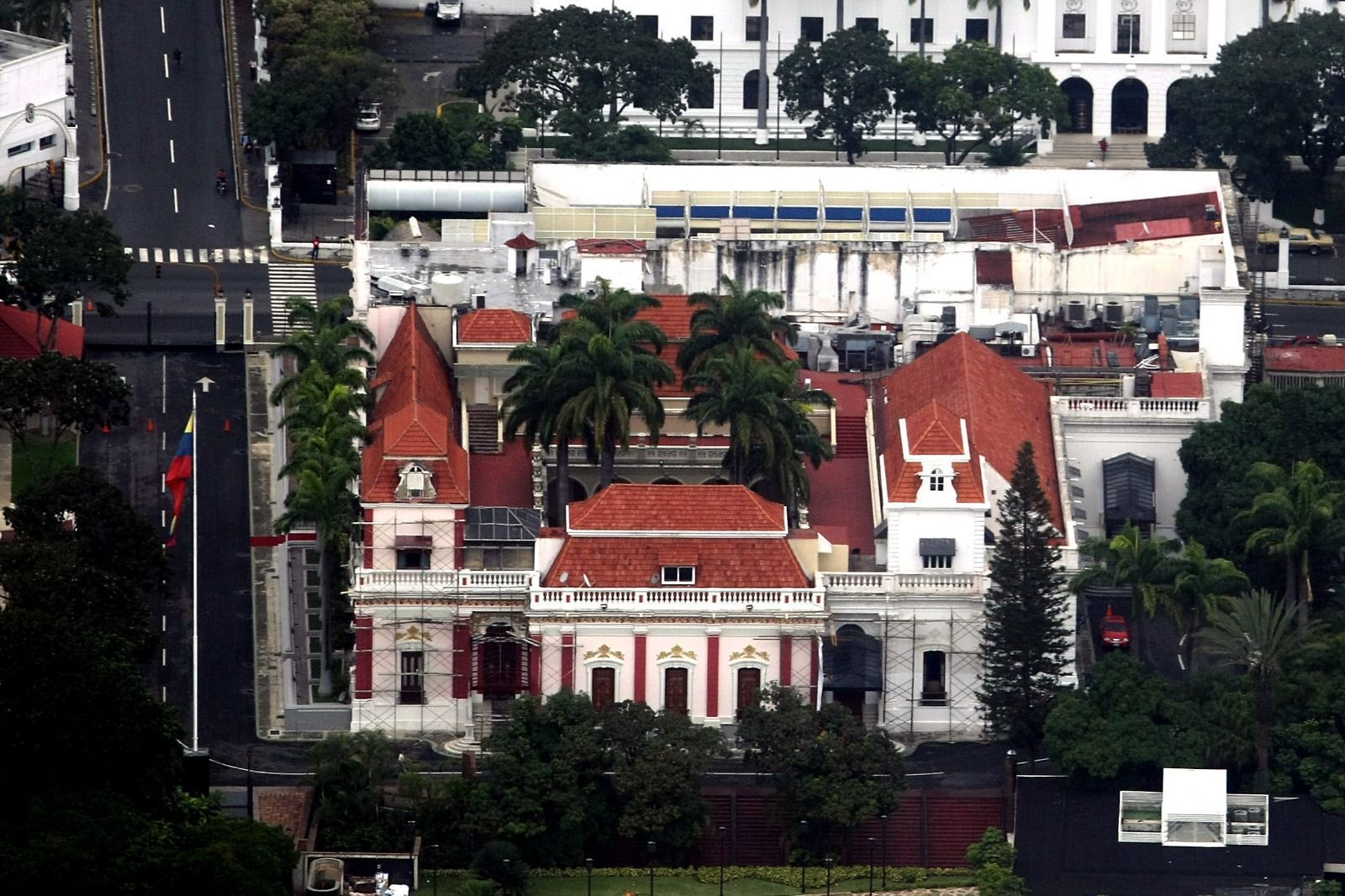 Tiros são ouvidos perto do palácio presidencial em Caracas, na Venezuela