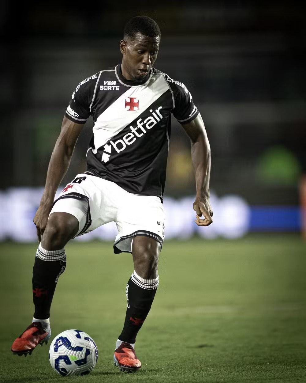Vasco acerta a renovação de zagueiro até o final da temporada