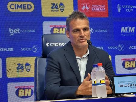 Bruno Spindel durante apresentação no Cruzeiro, na Toca da Raposa II