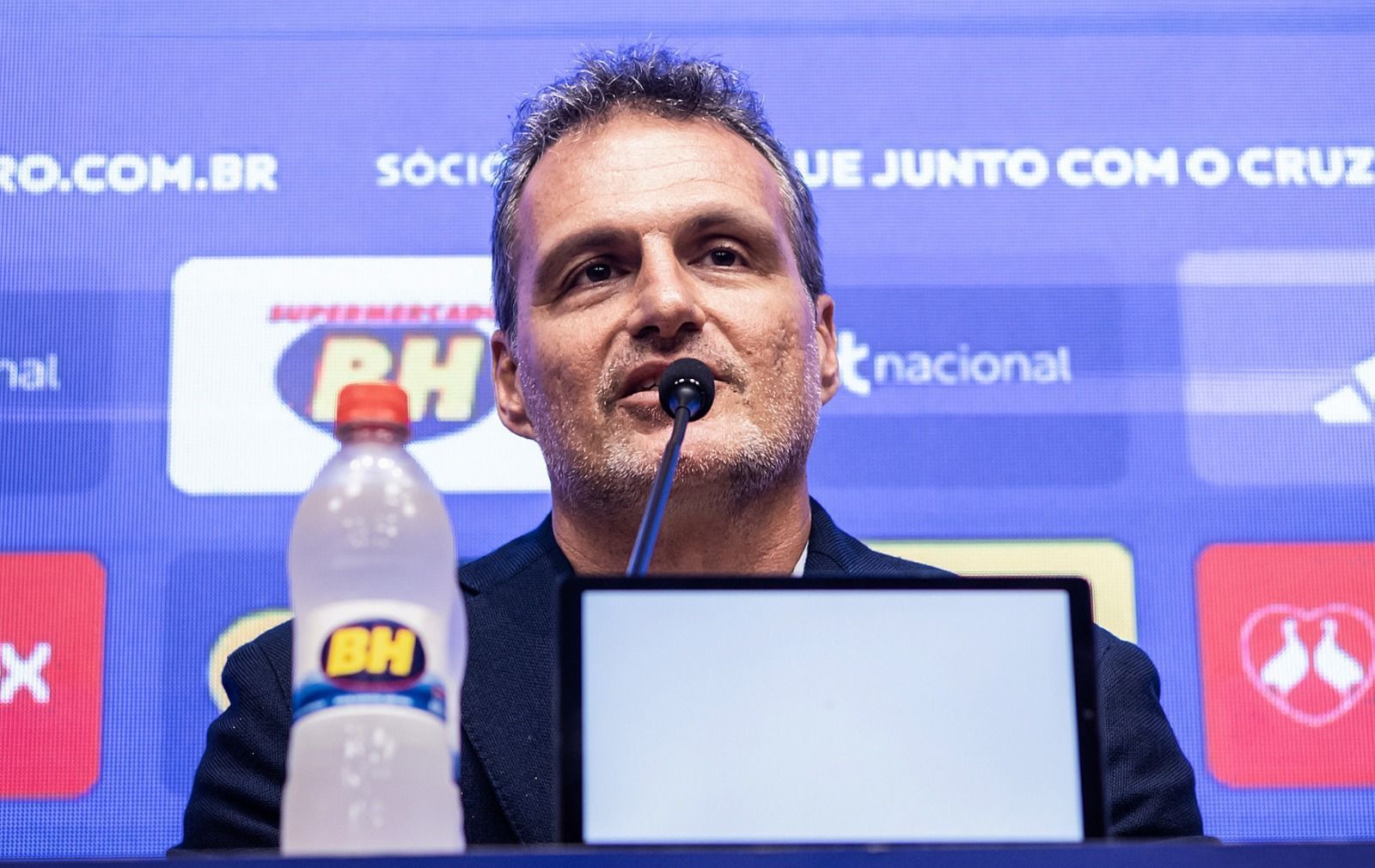 Dirigente do Cruzeiro 'anuncia' atacante e explica contratação