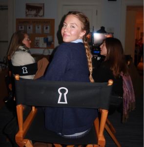 Atriz Sidney Sweeney no set do filme "A Empregada"