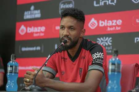 Wallace, ex-Cruzeiro, durante passagem pelo Atlético-GO