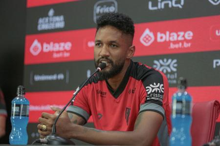 Wallace, ex-Cruzeiro, durante passagem pelo Atlético-GO
