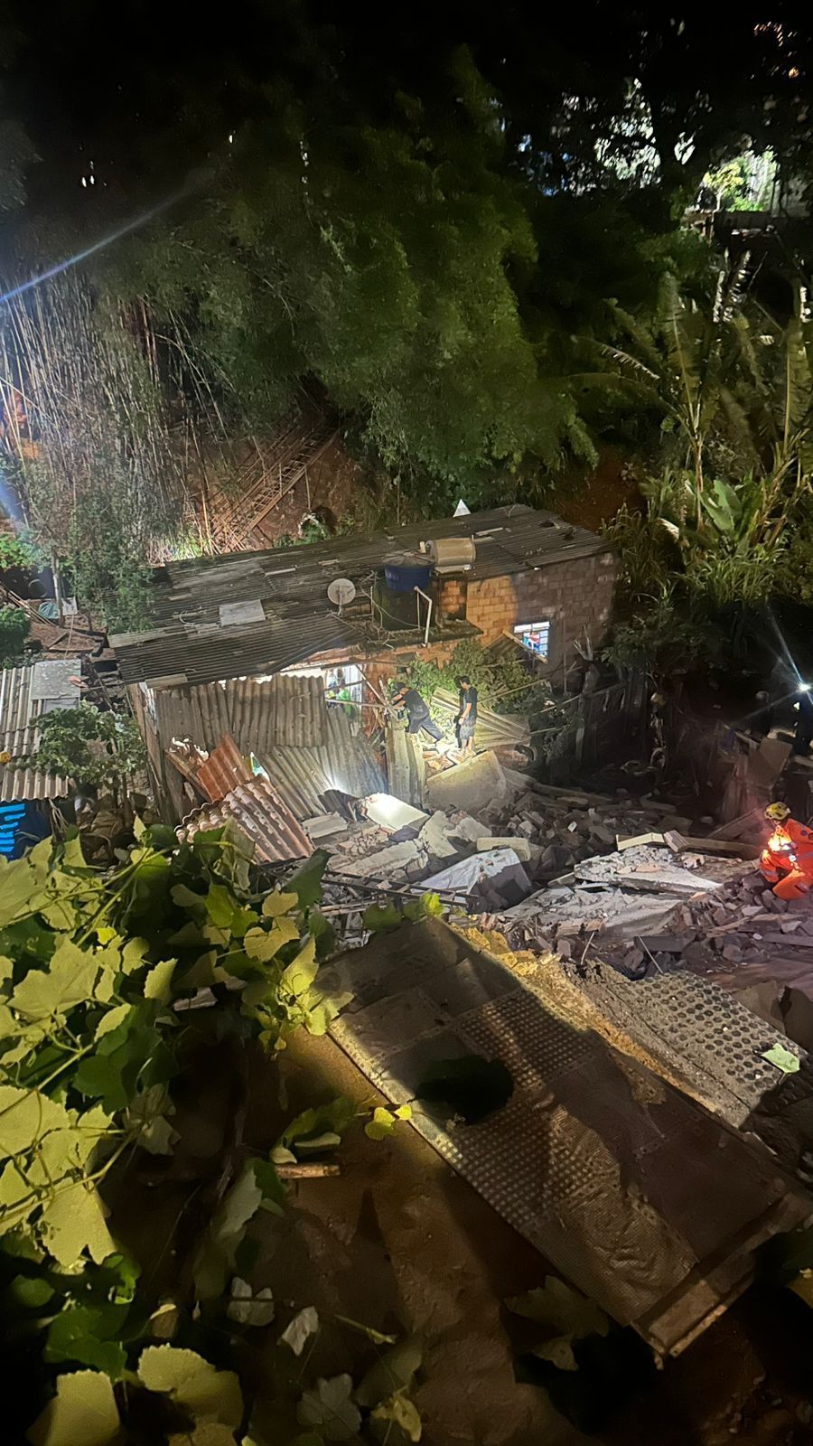 Casa desaba e deixa homem ferido no Barreiro, em Belo Horizonte