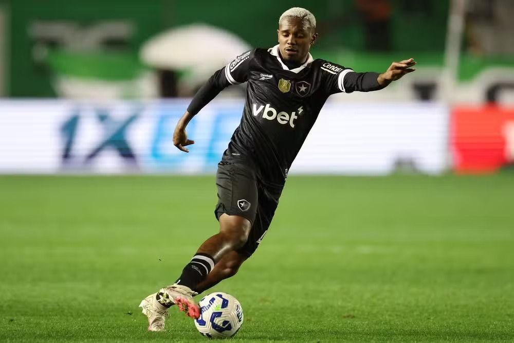 Botafogo encaminha empréstimo de atacante para o futebol chinês