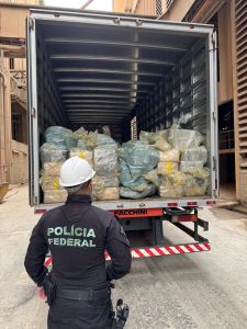 Caminhão foi carregado com droga para ser incinerada pela Polícia Federal