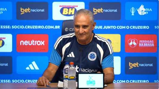 Tite durante apresentação do Cruzeiro na Toca da Raposa II