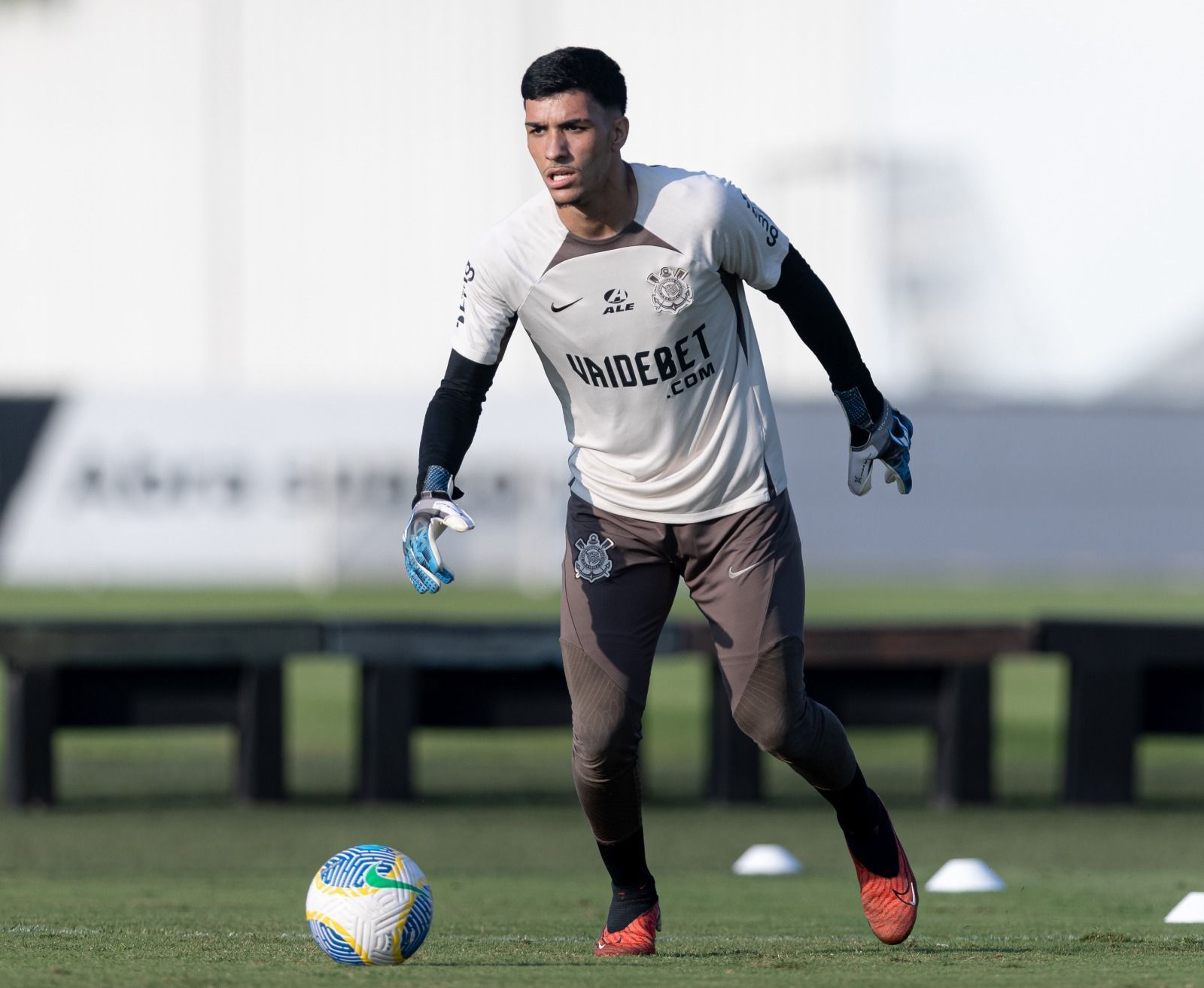 Corinthians renova com goleiro titular da Copinha; veja valor da multa