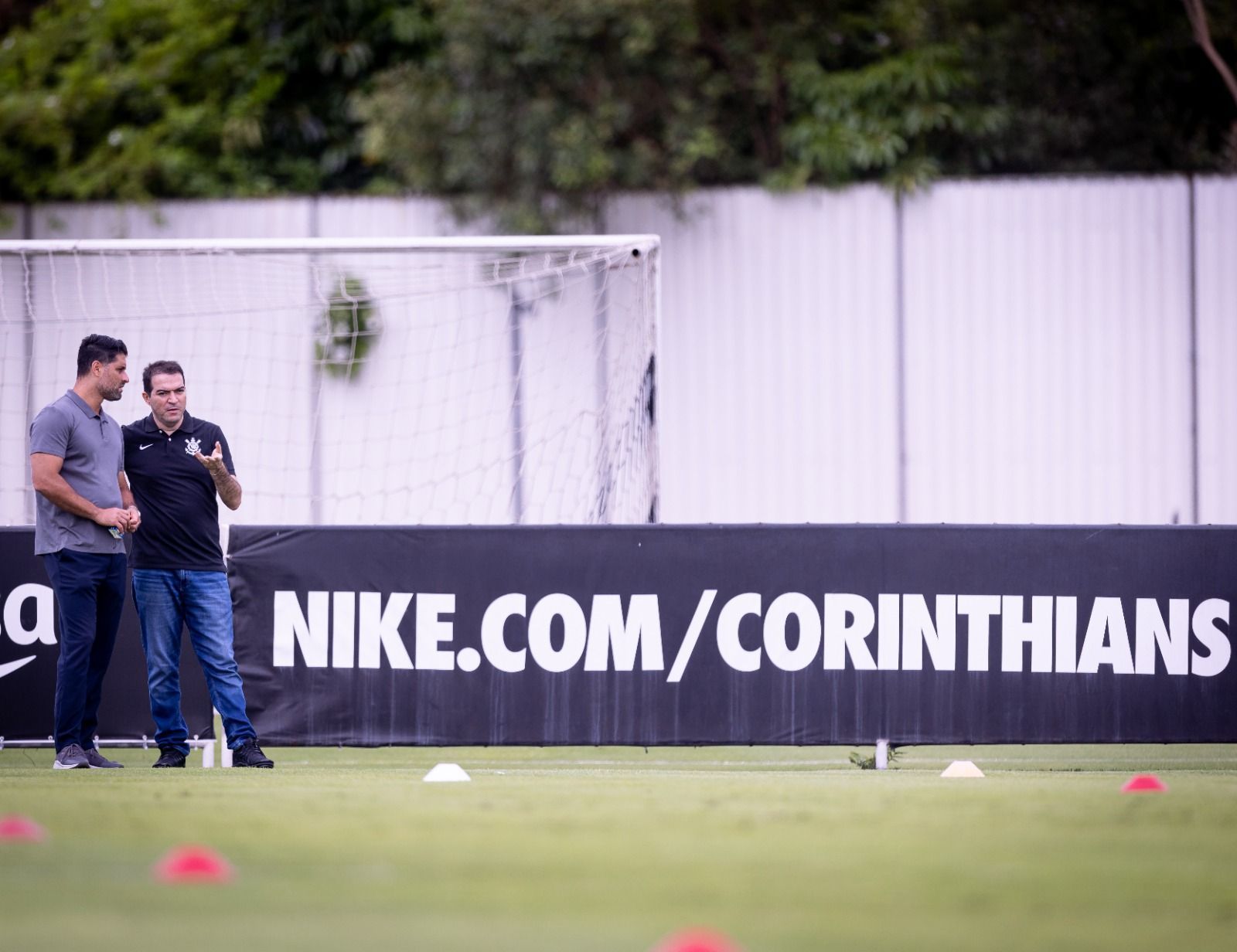 Corinthians intensifica busca por meio-campista após saída de Maycon