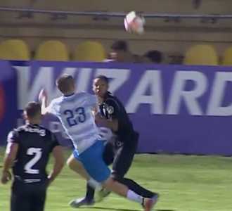 Gabriel Veneno, do Atlético, aplica carretilha em defensor do QFC em jogo válido pela Copinha