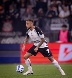 Maycon, reforço do Atlético, em ação pelo Corinthians