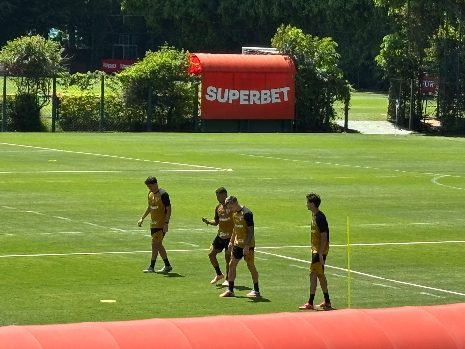Joia do São Paulo treina no CT em meio à negociação com Bragantino