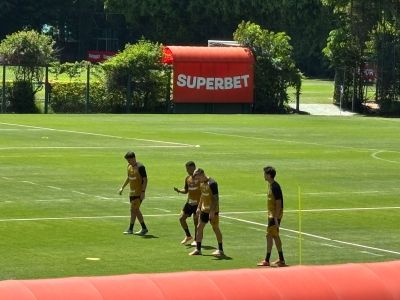 Rodriguinho (à direita) treina ao lado de jogadores do São Paulo