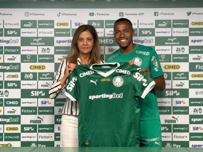 Marlon Freitas foi apresentado ao lado da presidente Leila Pereira no Palmeiras