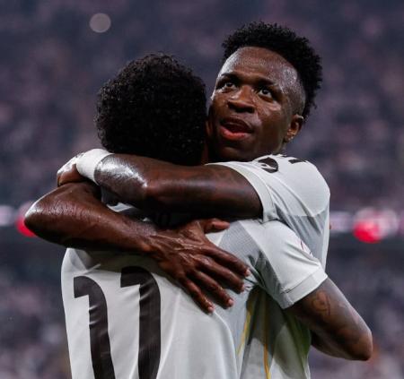 Vini Jr abraça Rodrygo após gol do Real Madrid conta o Atleti