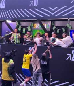Kaká procura Neymar em cabine após converter pênalti e comemora gol na Kings League