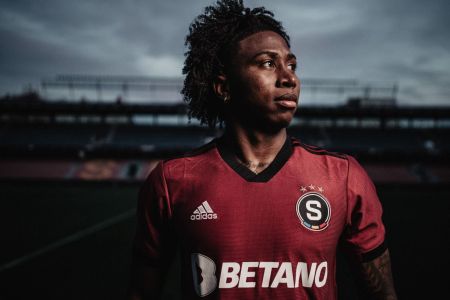 Ángelo Preciado, lateral-direito do Sparta Praga, negocia com o Atlético