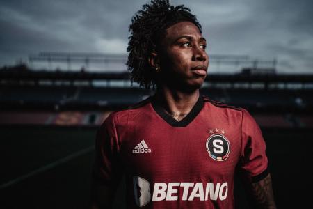 Ángelo Preciado, lateral-direito do Sparta Praga, negocia com o Atlético
