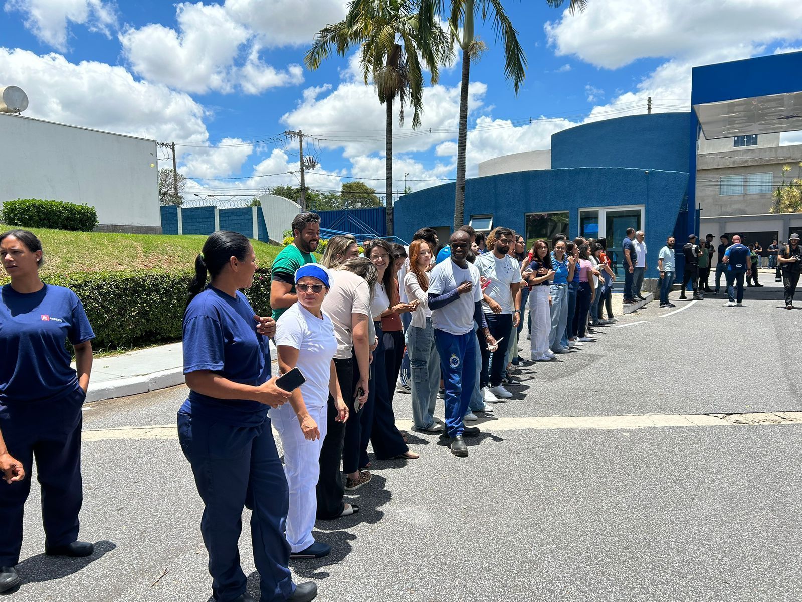 Funcionários do Cruzeiro se juntam à torcida em recepção calorosa a Gerson