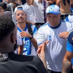 Acompanhado de Pedrinho, Gerson tem contato com organizadas do Cruzeiro na Toca