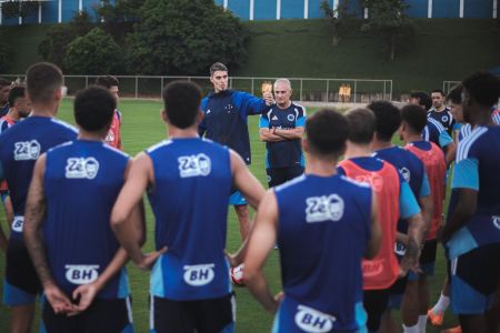 Matheus Bachi e Tite conversam com jogadores do Cruzeiro