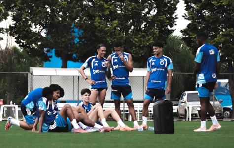 Jovens do Cruzeiro treinam para o início do Campeonato Mineiro