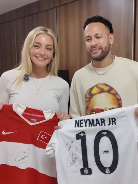 Neymar em encontro com Aycan Yanac, influenciadora turca
