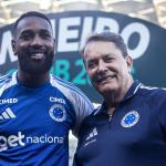 Gerson é apresentado por Pedrinho à torcida do Cruzeiro no Mineirão