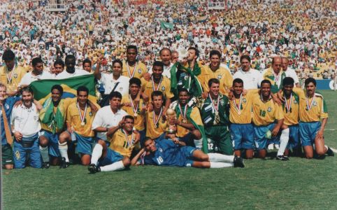 Seleção Brasileira com a taça da Copa do Mundo de 1994