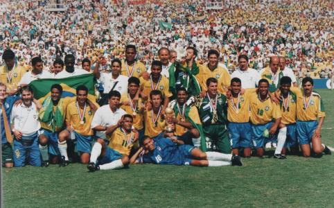 Seleção Brasileira com a taça da Copa do Mundo de 1994