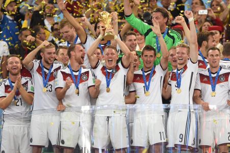 Seleção Alemã com a taça da Copa do Mundo de 2014