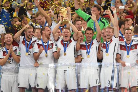 Seleção Alemã com a taça da Copa do Mundo de 2014