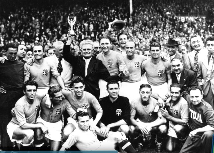 Seleção Italiana com a taça Jules Rimet em 1938