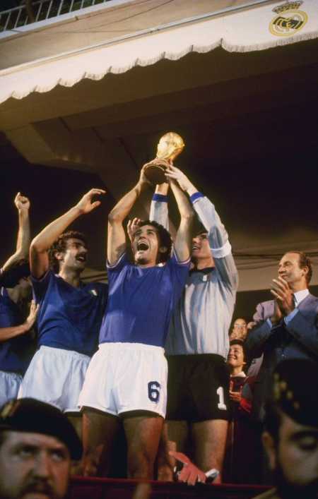 Seleção Italiana com a taça da Copa do Mundo de 1982 • Reprodução/X Seleção Italiana