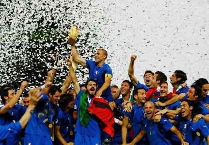 Seleção Italiana com a taça da Copa do Mundo de 2006
