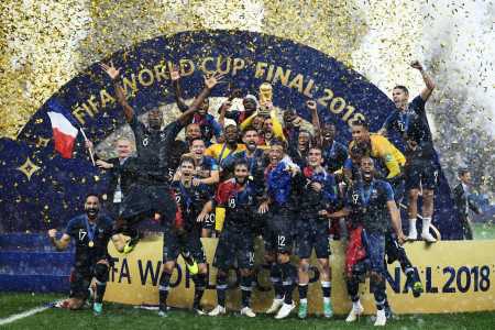 França levanta troféu de campeã da Copa do Mundo de 2018