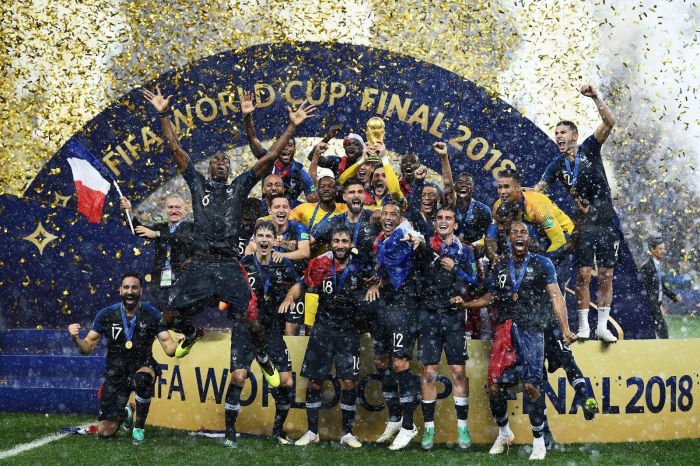 França levanta troféu de campeã da Copa do Mundo de 2018