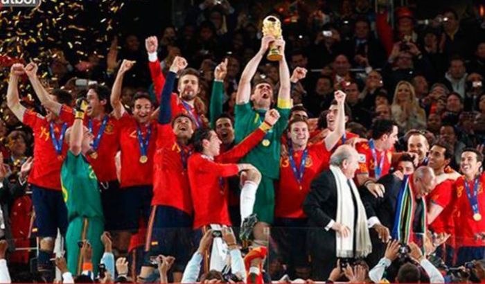 Espanha levanta a taça de campeã da Copa do Mundo de 2010